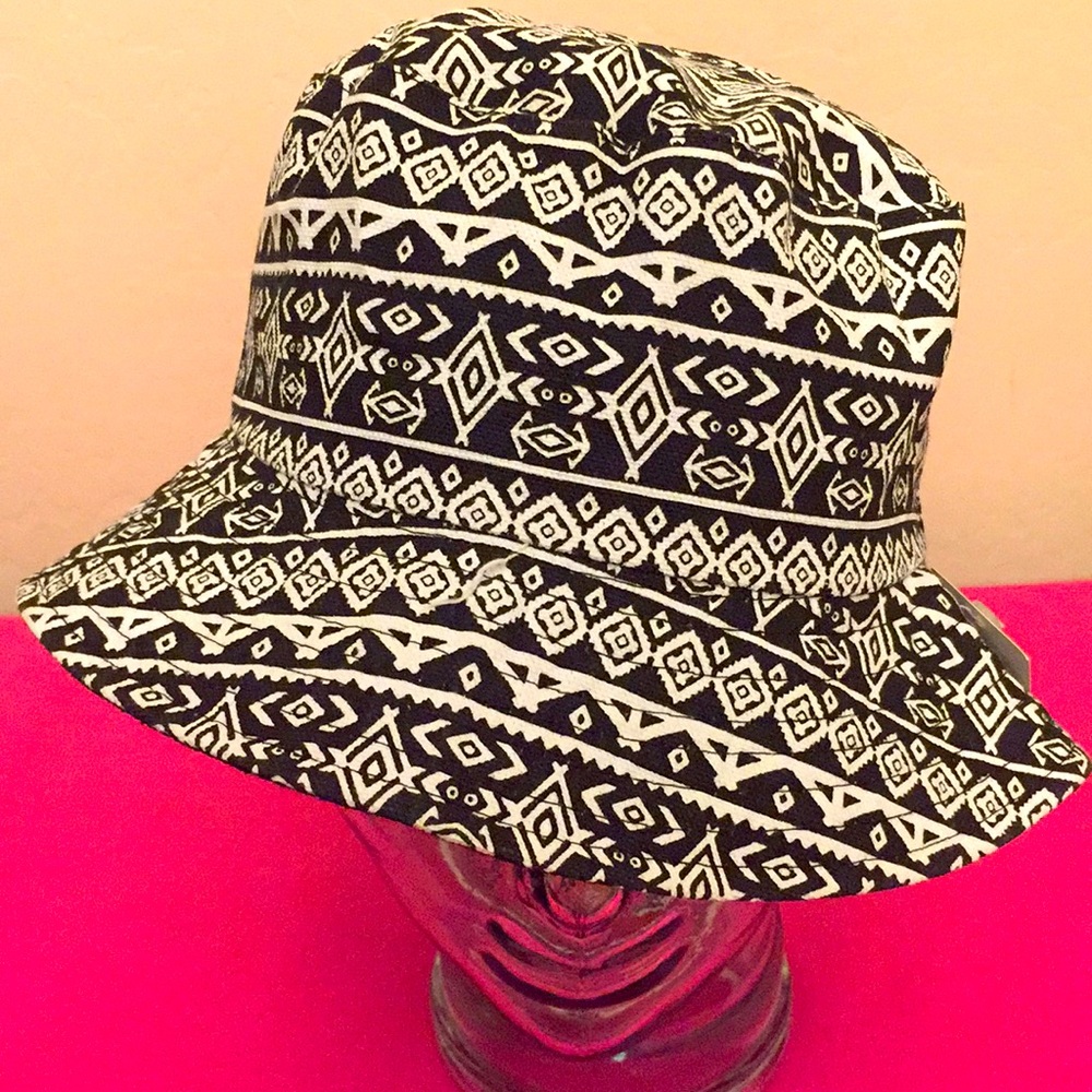 ONLY 1! Reversible Black & White Print Bucket Hat